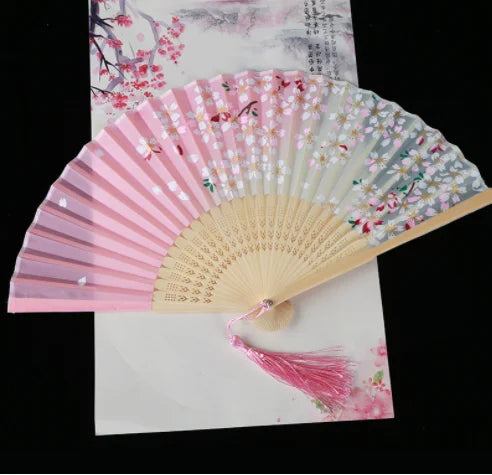 éventail pliant fleurs cerisier papillons art japonais traditionnel tassel couleur bleu rose