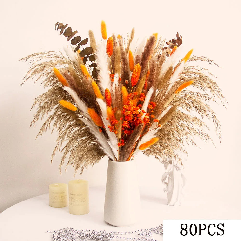 bouquet fleurs séchées boho beige orange brunes plumes feuilles naturel vase blanc plateau bois