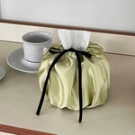 sac mouchoirs moderne élégant satiné bleu gris noir vert olive blanc ruban fixation