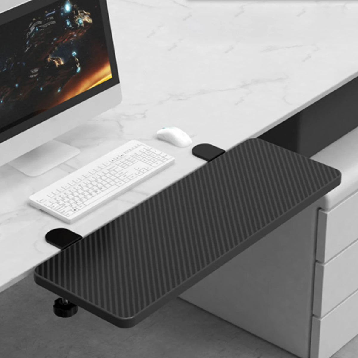 Plateau d'extension de bureau en bois marron avec repose-poignet en usage