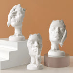 têtes sculptées contemporaines abstraites résine blanche or noire détails sculptés texture mate ornement intérieur