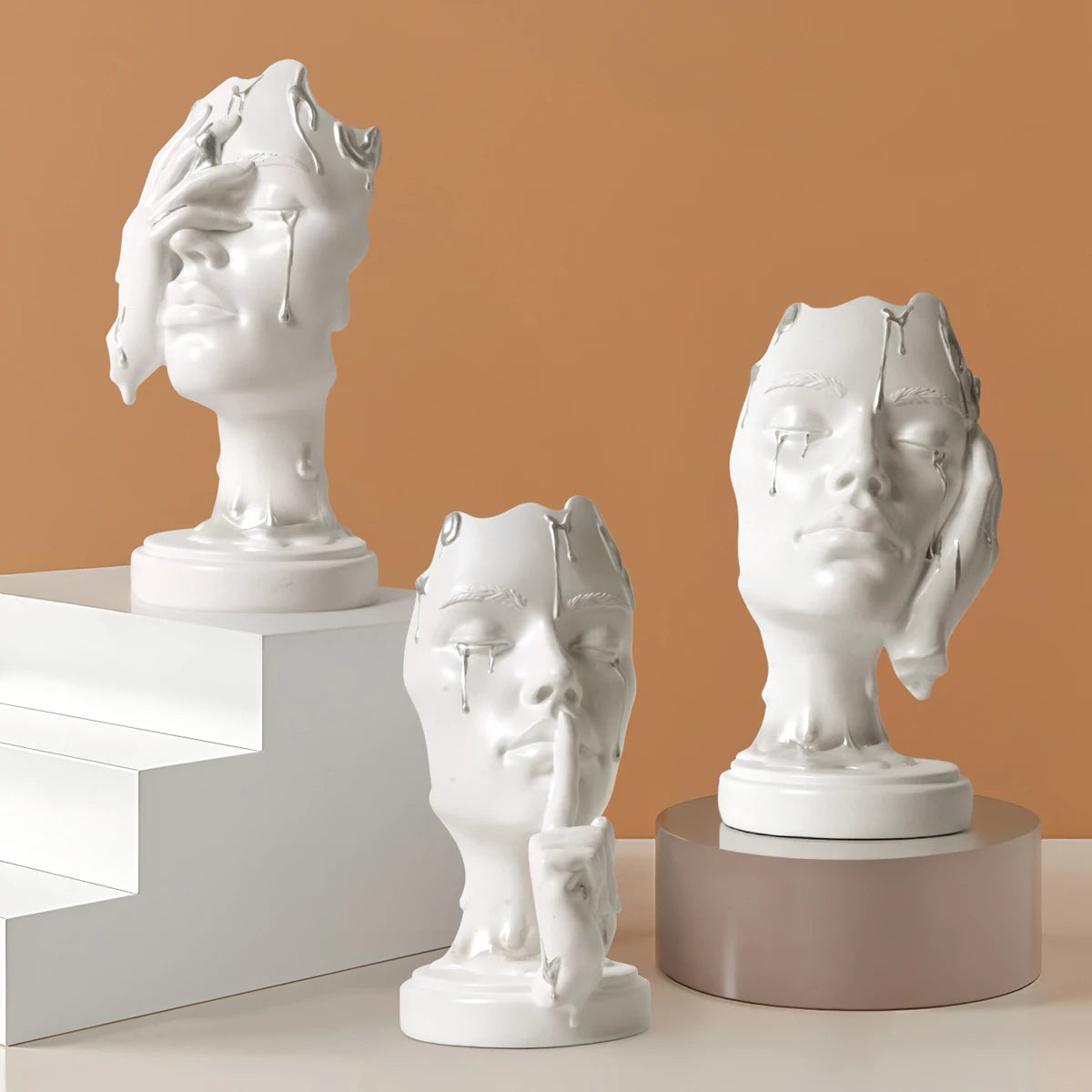 têtes sculptées contemporaines abstraites résine blanche or noire détails sculptés texture mate ornement intérieur