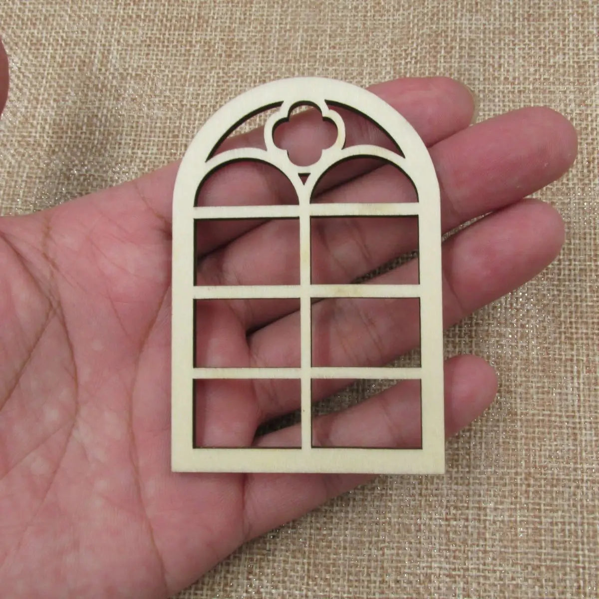 fenêtres décoratives gothiques arches croix motifs géométriques bois beige clair décoration intérieure artisanat miroir
