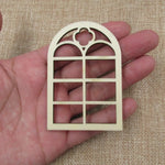 fenêtres décoratives gothiques arches croix motifs géométriques bois beige clair décoration intérieure artisanat miroir