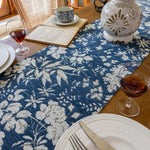 chemin table bleu marine blanc motif fleurs tissé franges classique rustique maison