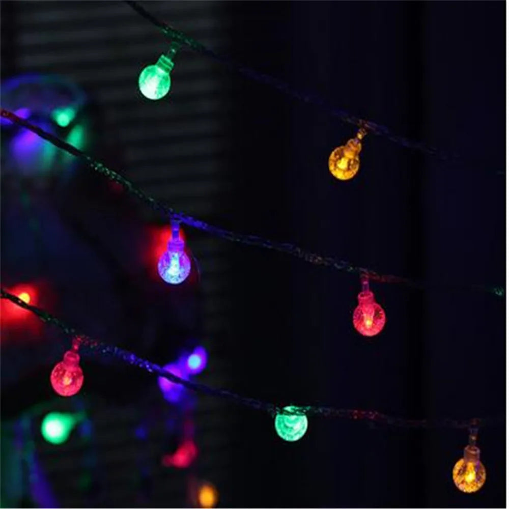 Guirlande lumineuse utilisée pour décorer une fenêtre pendant les fêtes