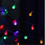 Guirlande lumineuse utilisée pour décorer une fenêtre pendant les fêtes