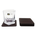 Un verre à whisky élégant avec un ensemble de sous-verres en cuir marron.