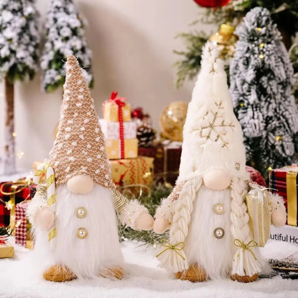 ornements noël poupées blanc doré tissu motifs floraux traditionnels festifs guirlande lumineuse