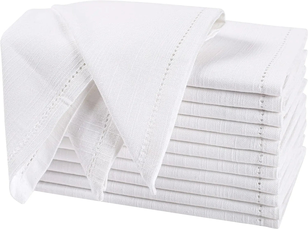 Des serviettes de bain blanches et douces avec motifs géométriques délicats.