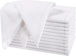 Des serviettes de bain blanches et douces avec motifs géométriques délicats.