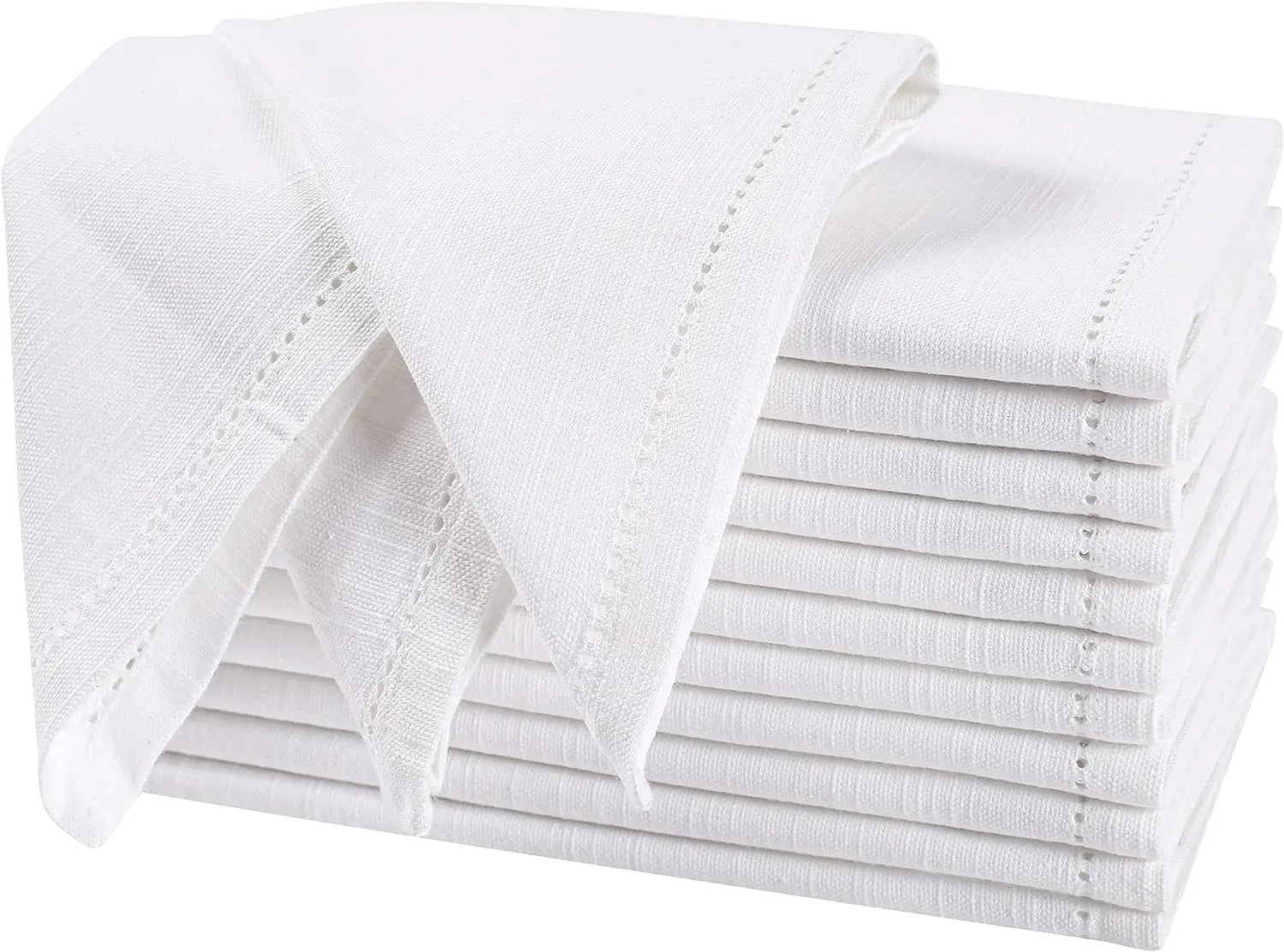 Des serviettes de bain blanches et douces avec motifs géométriques délicats.