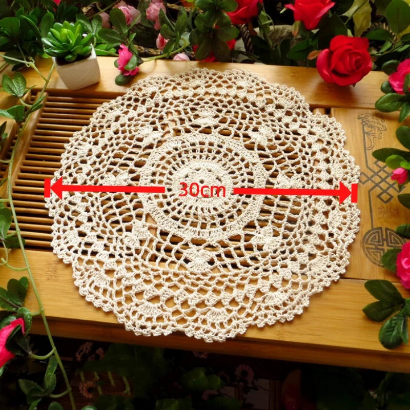 napperon crocheté floral blanc crème beige ajouré semi transparent décoratif vintage table rond