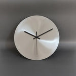 Horloge murale industrielle dans différentes couleurs : blanc, noir, gris et bleu