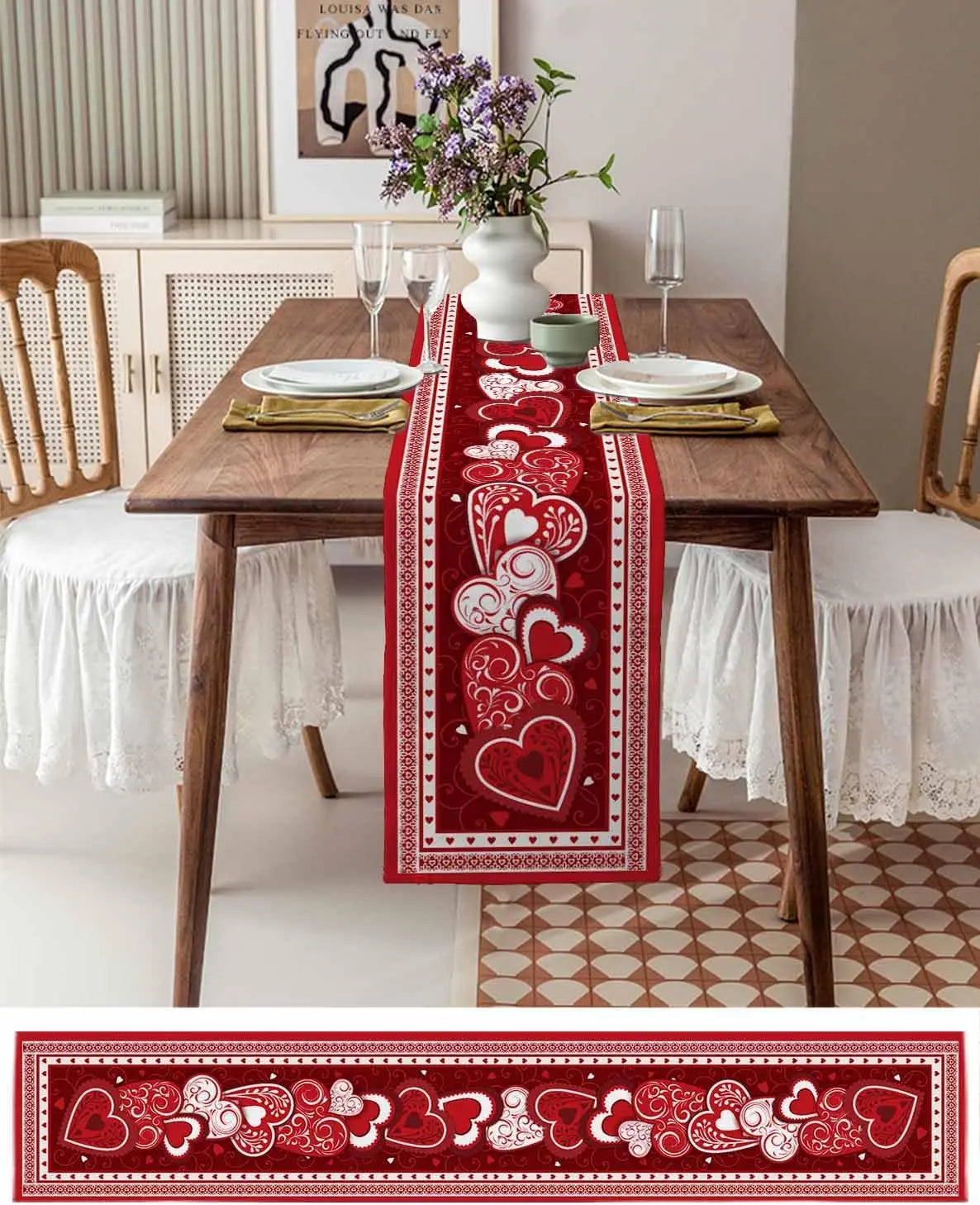 Un chemin de table rouge avec des motifs de cœurs décoratifs pour égayer la table de la salle à manger.