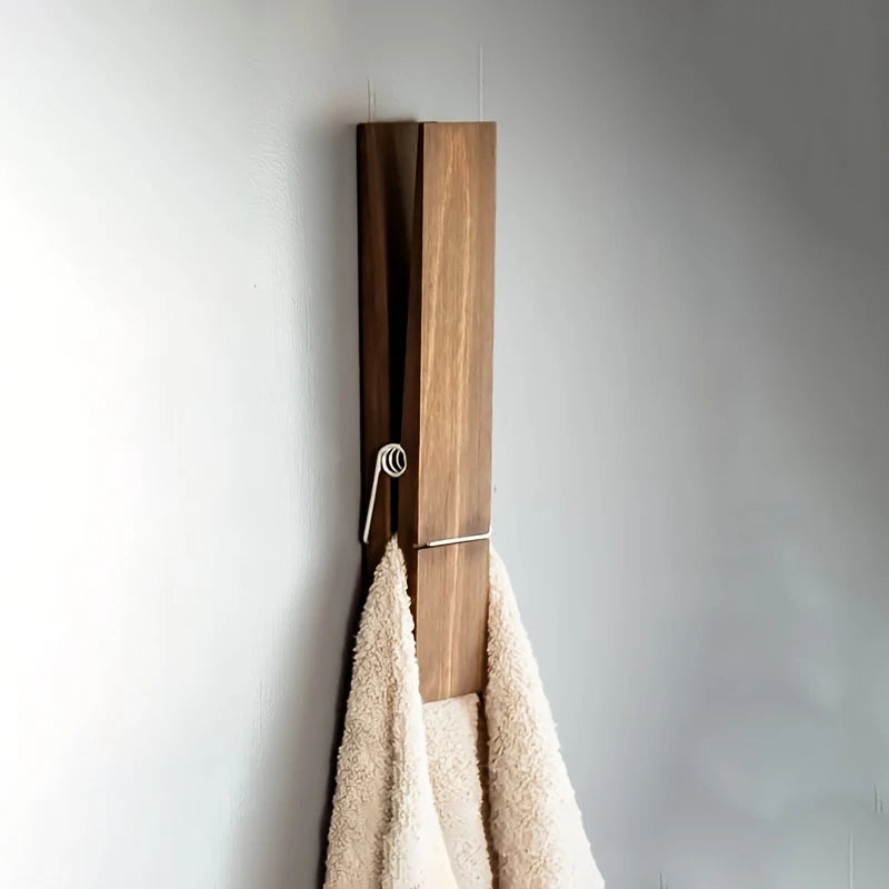 Porte-serviettes mural en bois noir avec serviette accrochée