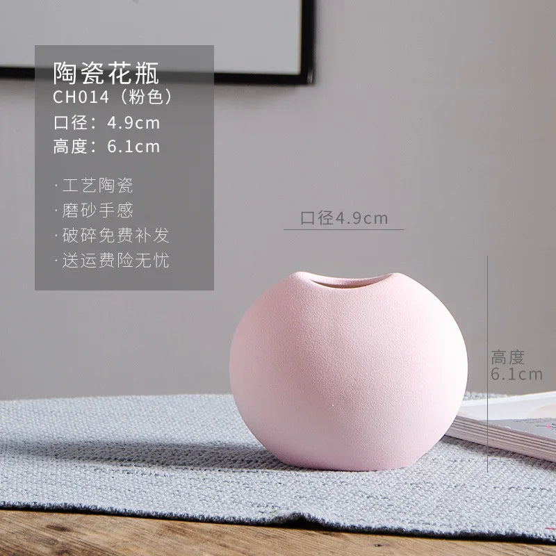 Vase de porcelaine rose avec dimensions indiquées.