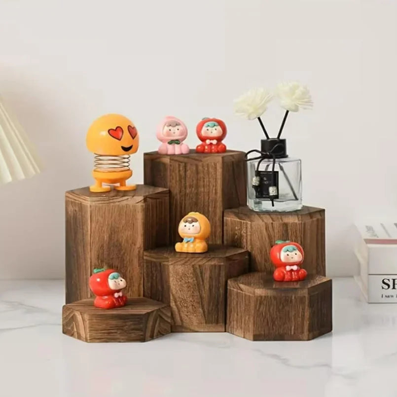 présentoir bois minimaliste étagères marron figurines fleurs artificielles deco moderne
