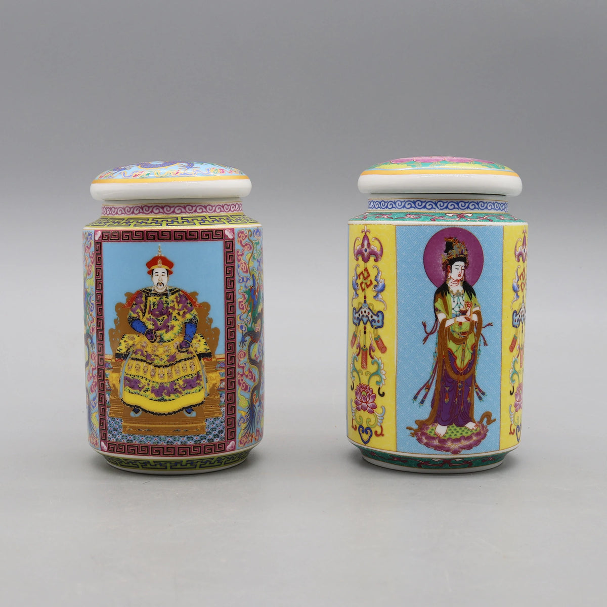 Deux bocaux en porcelaine peints à la main avec des motifs colorés et des personnages traditionnels chinois.