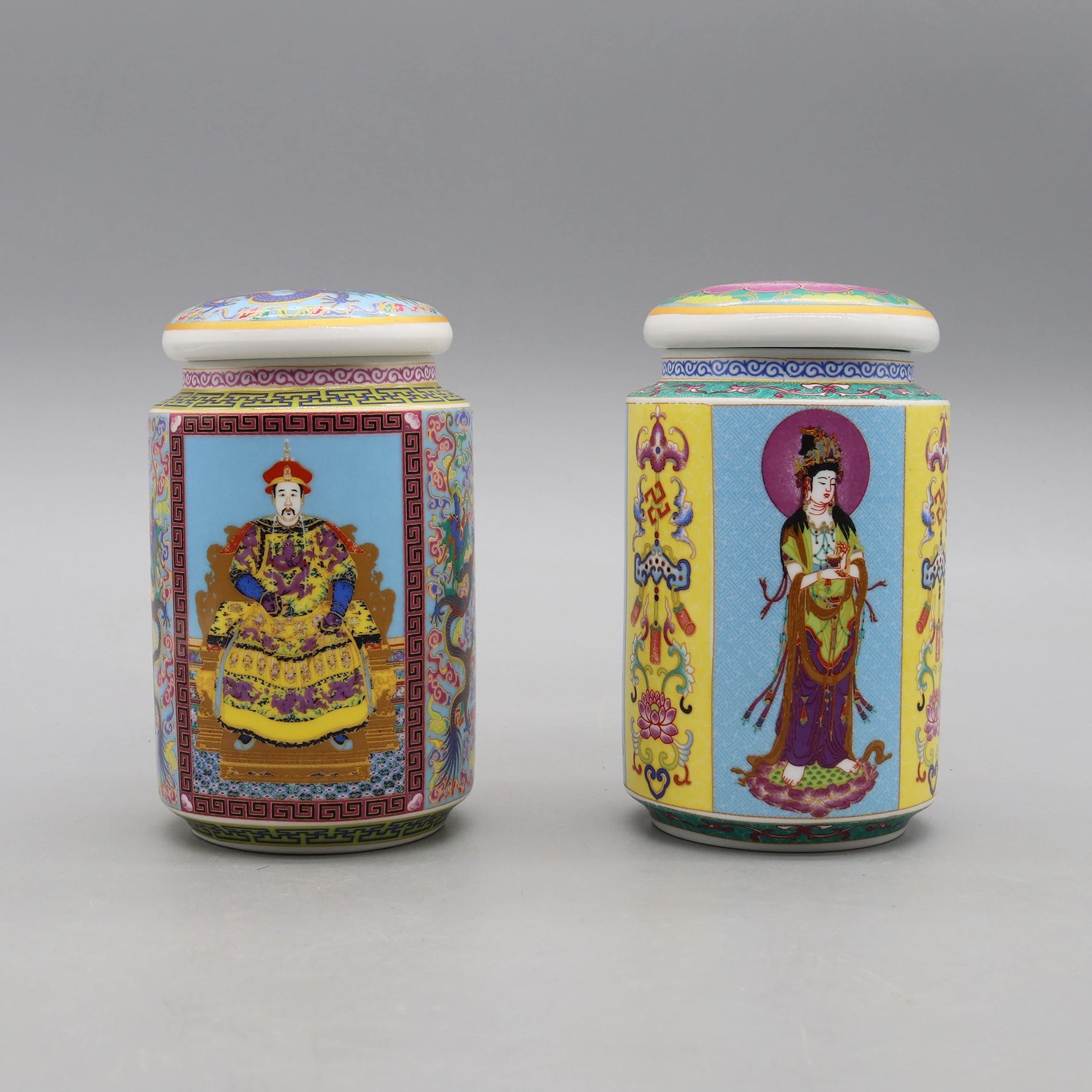 Deux bocaux en porcelaine peints à la main avec des motifs colorés et des personnages traditionnels chinois.
