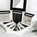 Boîte à bijoux placée sur une coiffeuse dans une chambre décorée