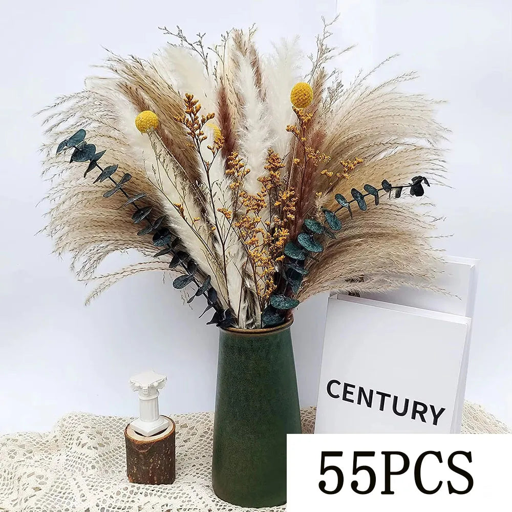 bouquets pampas marron clair beige blanc feuilles vertes plumes blanches décoration intérieure mariage boho