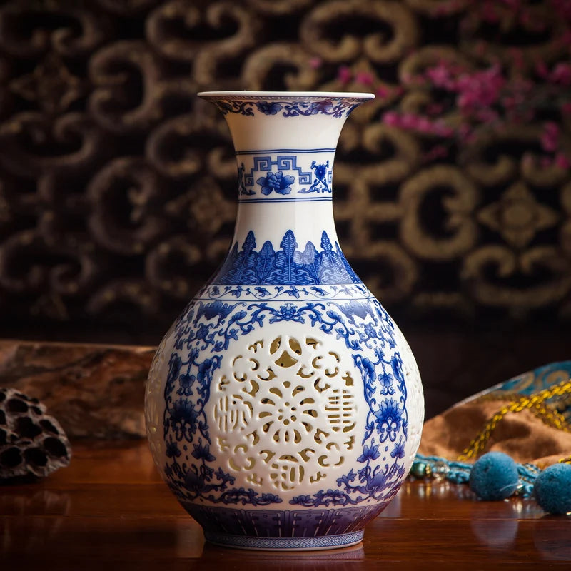 Vase en porcelaine bleu et blanc orné de motifs floraux et géométriques délicats.