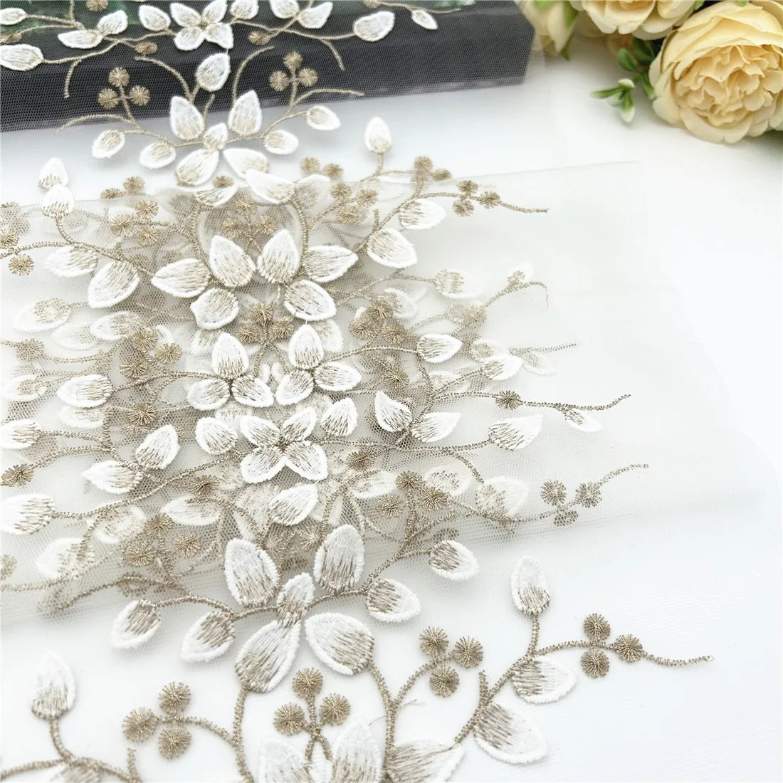 tissu décoratif brodé fleurs feuilles blanc doré motifs floraux large 25cm transparent sophistiqué couture