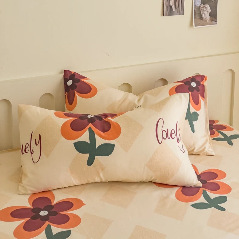 Coussin décoratif de lit avec motif floral moderne et élégant dans des tons chauds.