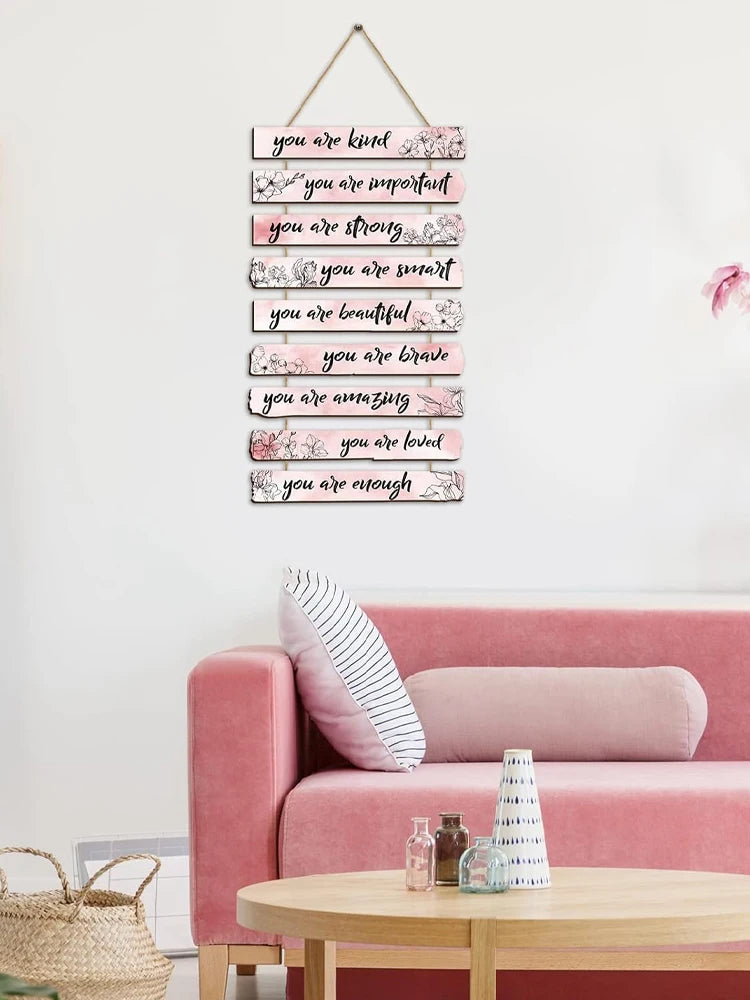décoration murale moderne affirmations positives planches bois clair motifs floraux aquarellés citations encourageantes