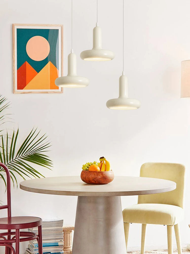 Suspension macaron verte éclairant un comptoir de bar design