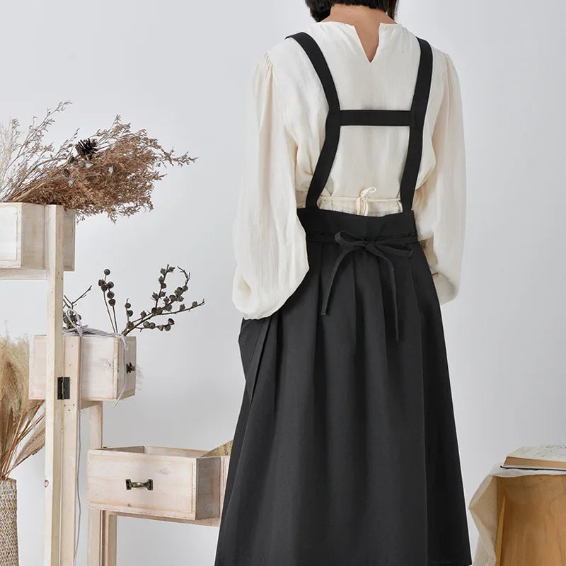 Tablier de cuisine femme imperméable utilisé lors de la préparation culinaire