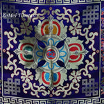 tapis tibétain brodé fleurs colorées symboles religieux ornementaux salle prière