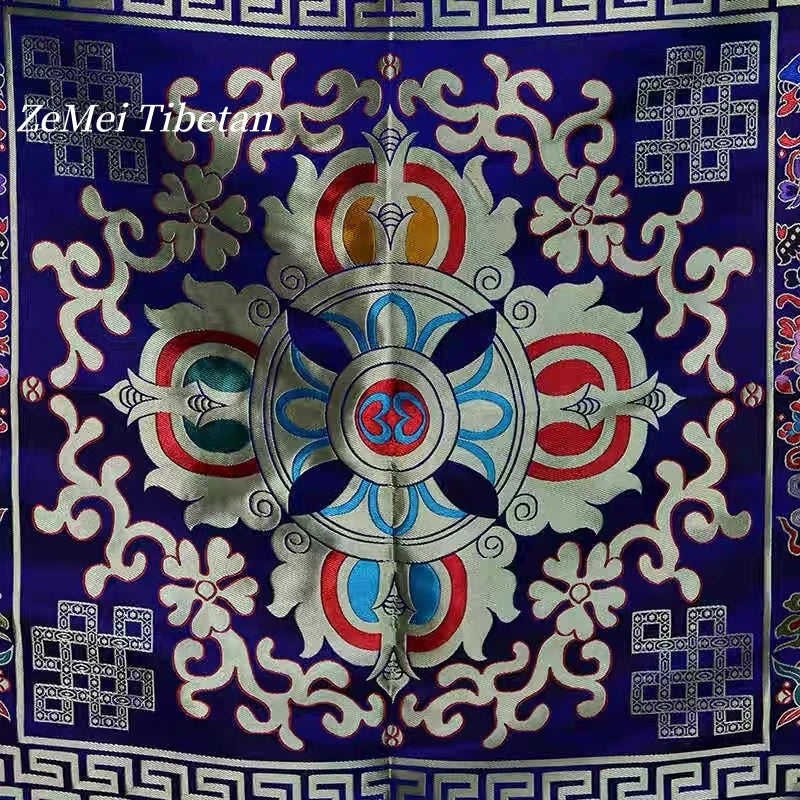 tapis tibétain brodé fleurs colorées symboles religieux ornementaux salle prière