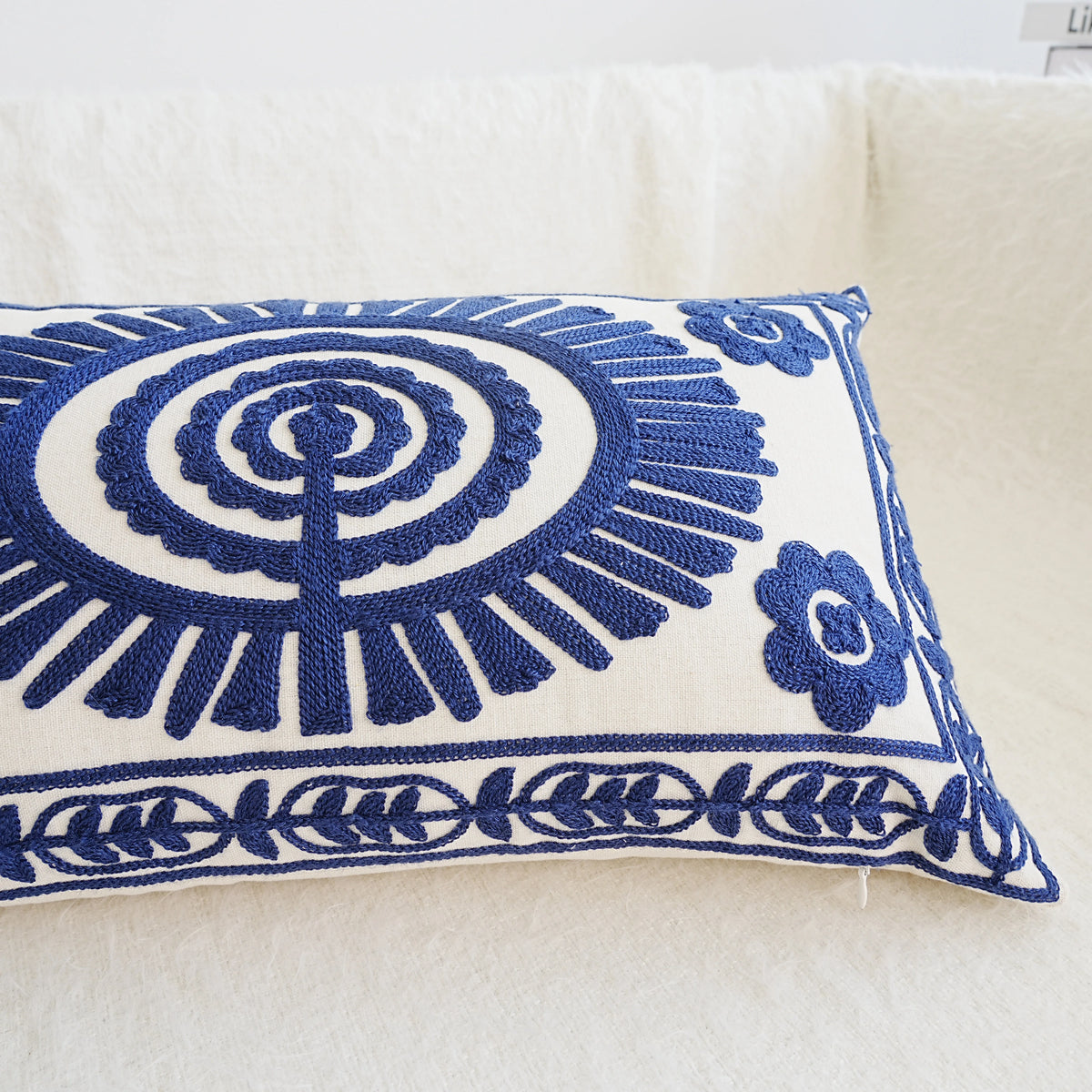 taie d'oreiller brodée motif fleur circulaire blanc bleu décorative traditionnelle maison voiture