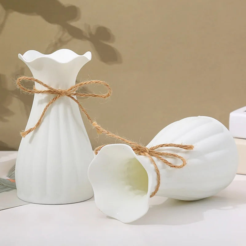 vase moderne plastique blanc canelures verticales bord ondulé faux fleurs