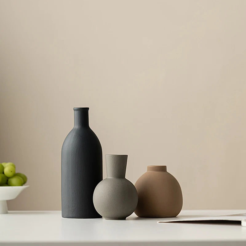 vases céramique noir gris beige minimaliste moderne arrangement fleuri décoration intérieur salon chambre cuisine