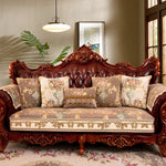 Élégant canapé vintage en bois sculpté avec des motifs floraux et des coussins d'assise.