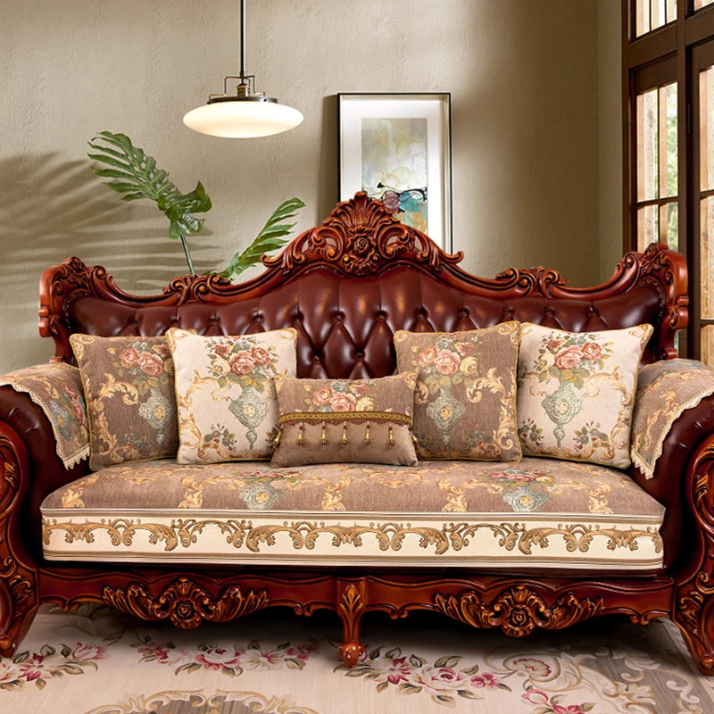 Élégant canapé vintage en bois sculpté avec des motifs floraux et des coussins d'assise.