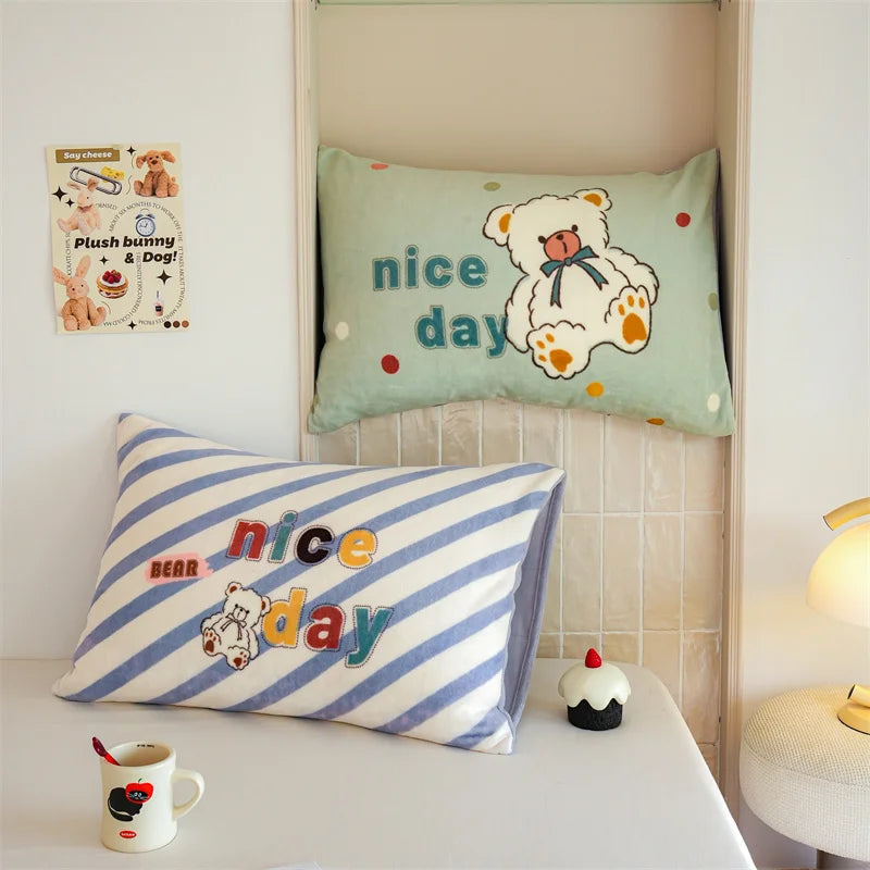 Des oreillers décoratifs avec des ours en peluche mignons, qui transmettent un message de bonne humeur pour une journée agréable.
