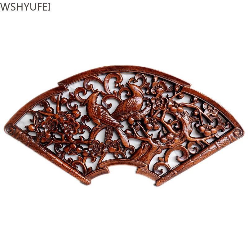 éventail sculpté bois fleurs oiseaux symboles chinois artisanal traditionnel rubans rouges suspension decoration mur