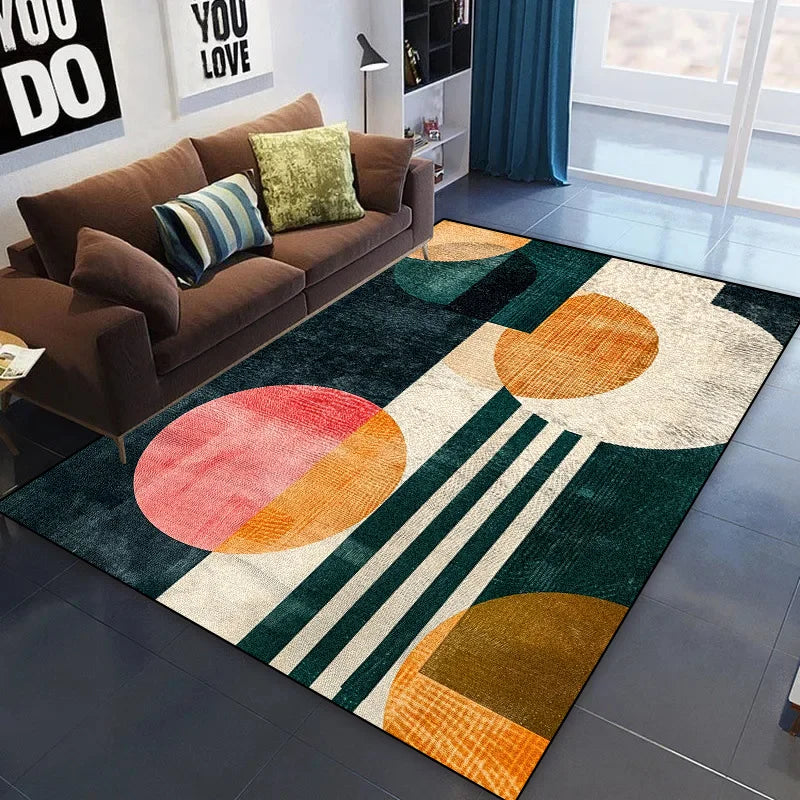 Un tapis aux formes géométriques modernes et colorées, créant une ambiance chaleureuse et dynamique dans cette pièce moderne.