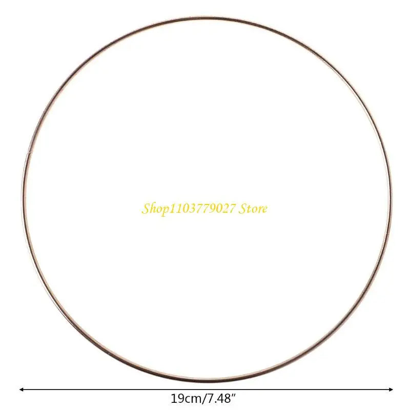 anneaux métalliques or rose lisses minimaliste ensemble anneaux différentes tailles métal opaques salon chambre