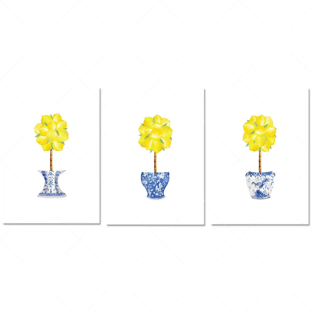 Trois paniers bleus et blancs abritent des fleurs jaunes épanouies.