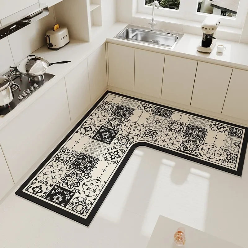 Un tapis de cuisine monochrome avec des motifs géométriques et floraux dans des tons noirs et blancs, apportant une touche de design élégante à cette cuisine moderne.