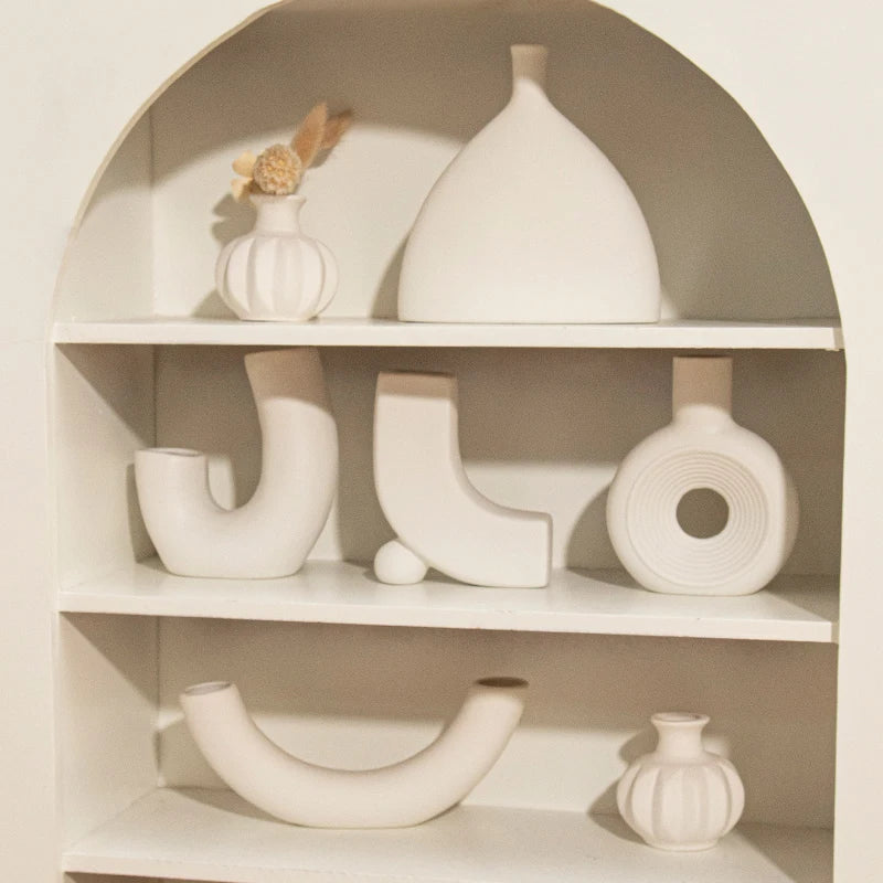 vases blancs modernes céramique rondes lignes horizontales décoration intérieure simple