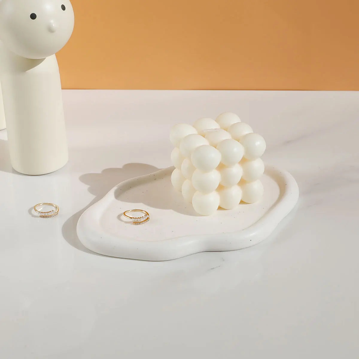 assiette céramique blanche dorée support bijoux moderne élégant plateforme rangement blanc doré mat brillant