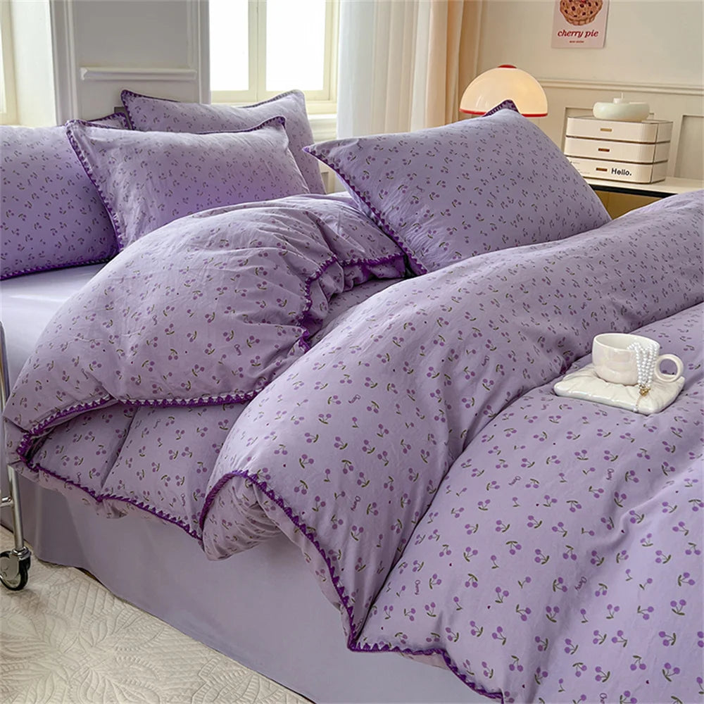 Parure de lit 4 pièces en microfibre lavée violet fleuri sur un lit double