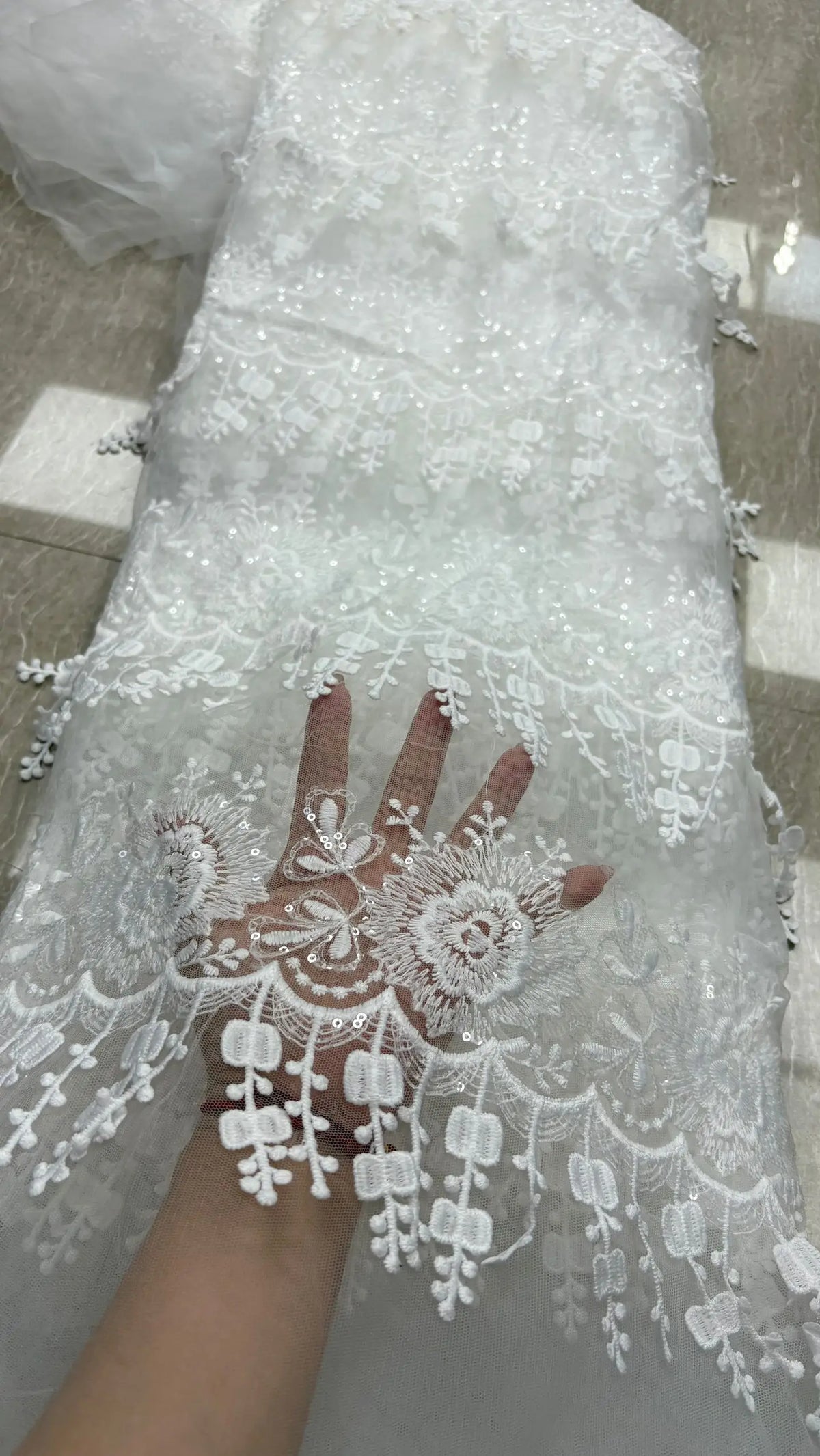 dentelle blanche brodée fleurs motifs floraux tissu coton mariage opaque simple