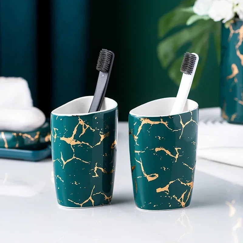 ensemble salle bain moderne marbre doré blanc distributeur savon porte brosse dents tasses plateaux